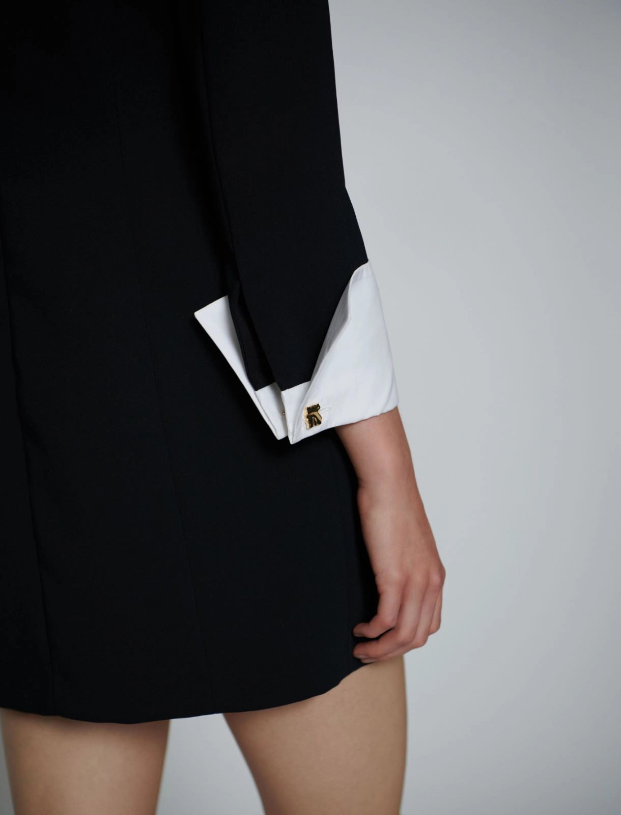 Abito sagomato in envers satin e polsini gemelli